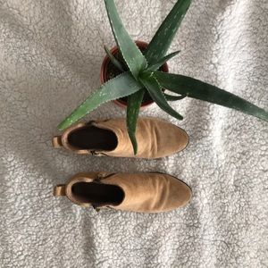 Vince Camuto Tan Suede Booties Size 6✨🌱